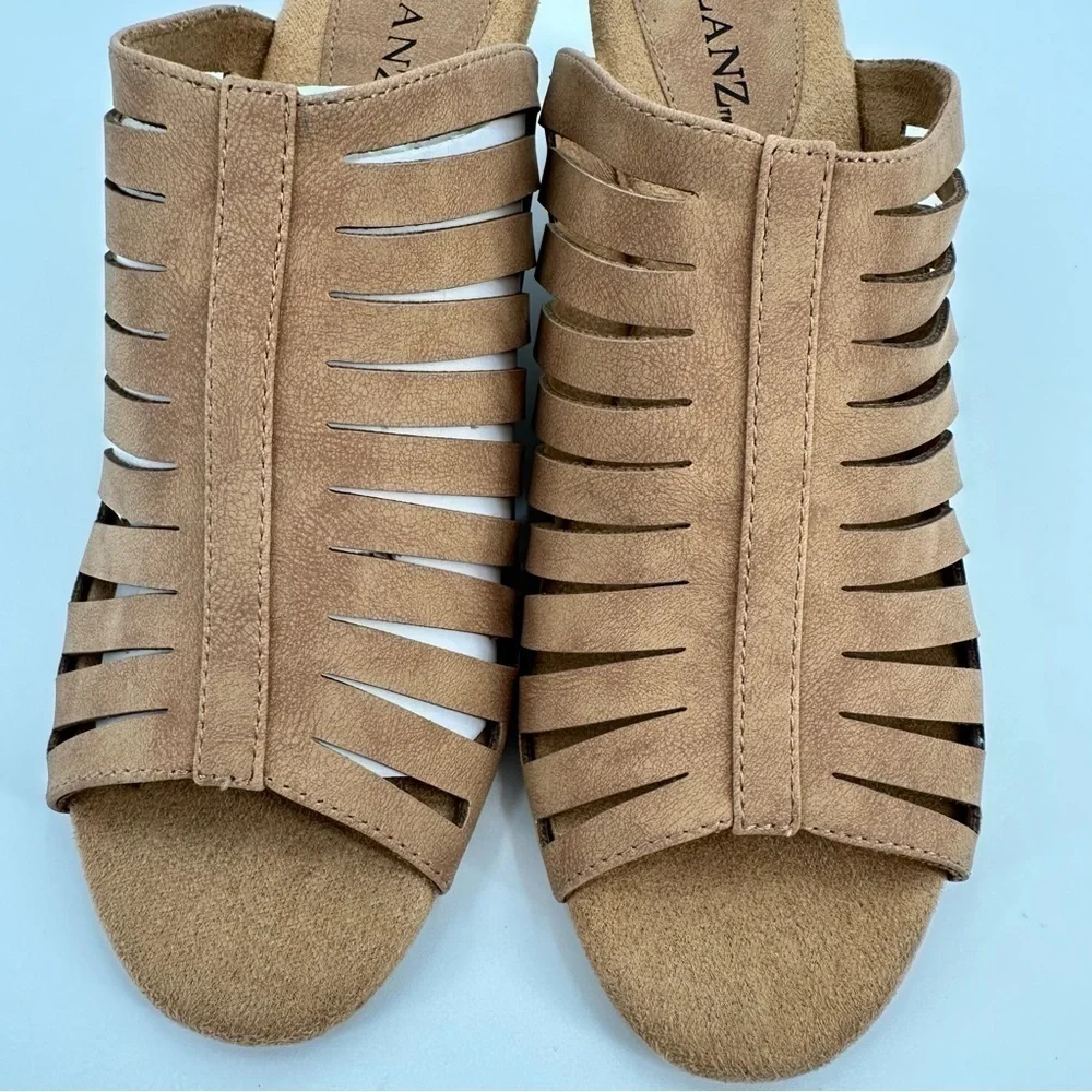 SOLANZ Paige NWOB Women’s Open Toe Tan Faux Suede Slip On Wedges Size 7.5M